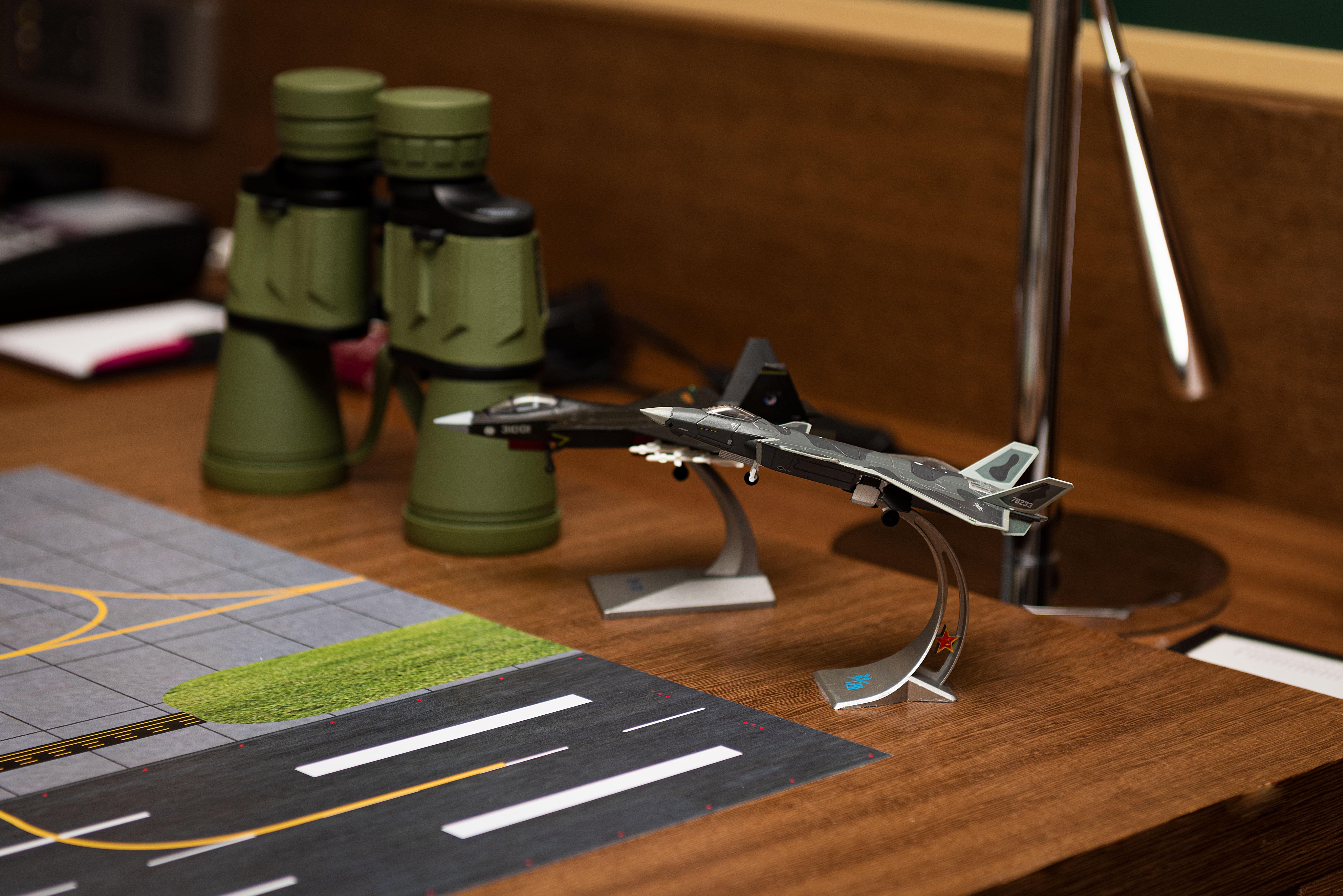 Crowne Plaza Guangzhou City Centre By Ihg - Free Shuttle Between Hotel And Exhibition Center During Canton Fair & Exhibitor Registration Counter Exterior foto A model of a F-16 fighter jet